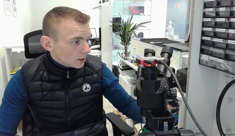 Matthieu à son poste de réparation, devant son microscope.